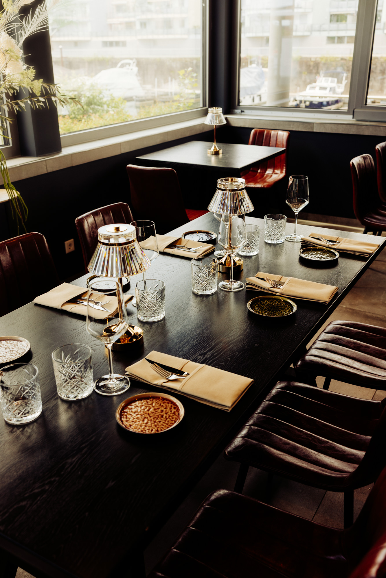 Donello am Yachthafen — Tafel mit Kristallgläsern