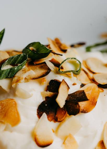 Nahaufnahme eines Gerichts mit Creme und gerösteten Mandelblättchen
